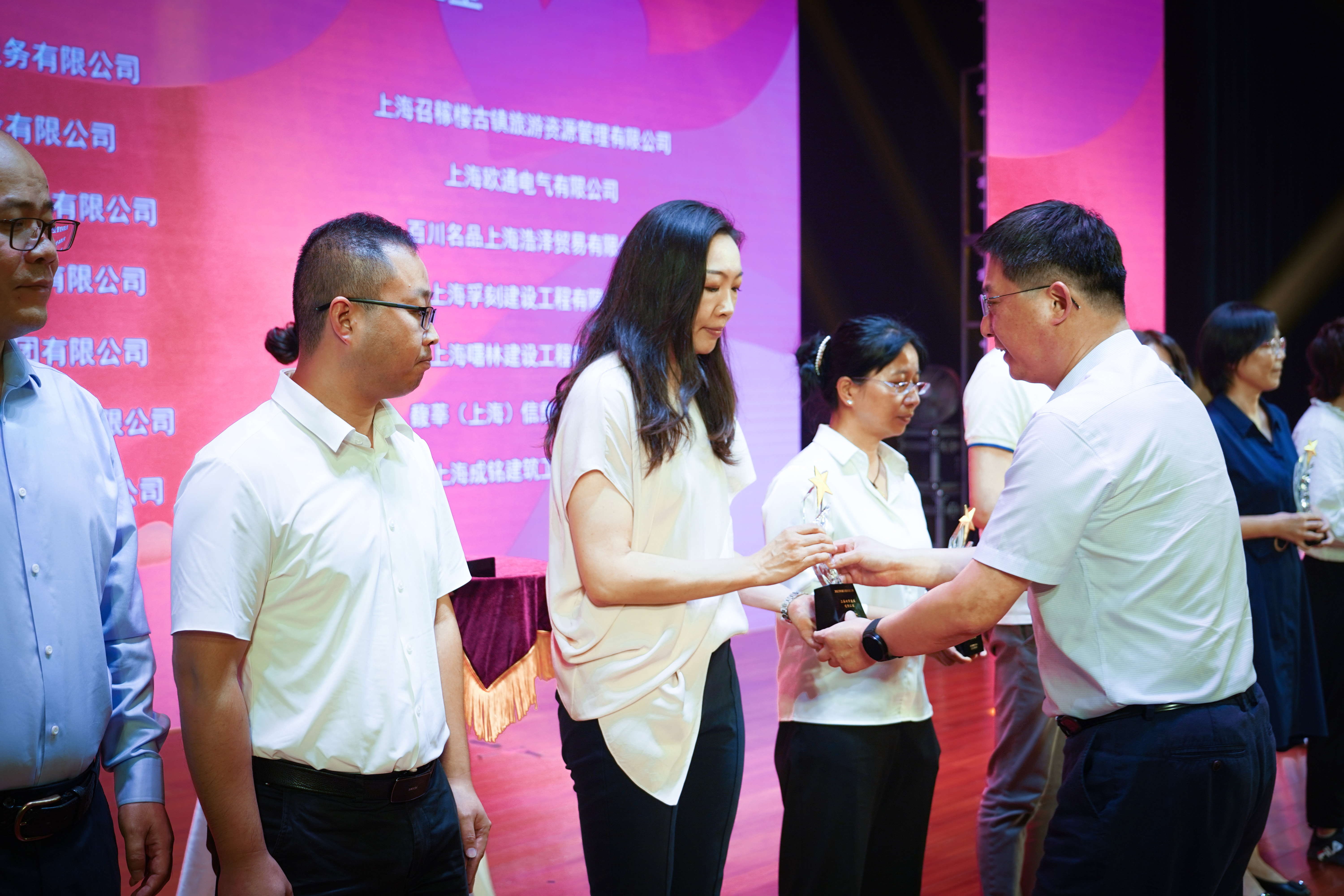 守护斜阳，，，，，为爱而行——尊龙凯z6mg官网再次获得“浦江镇慈善之星”声誉称呼(图2)